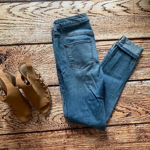 Universal Threads Distressed Denim size 6